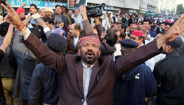 سندھ کے پیرا میڈیکل اسٹاف کا احتجاج، وزیراعلیٰ ہاؤس جانے نہیں دیا گیا 