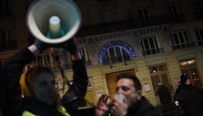 فرانس، پنشن اصلاحات کے مظاہروں کے دوران کوریج کرنے والا صحافی گرفتار