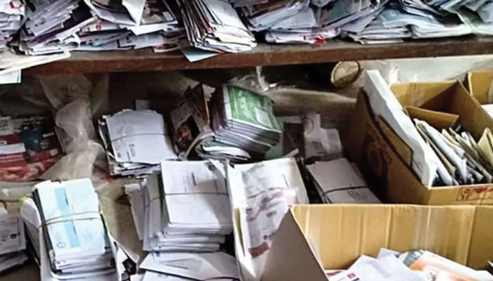 جاپانی ڈاکیے نےکسی کو چٹھی نہ پہنچائی، گھر سے 24 ہزار خطوط برآمد 
