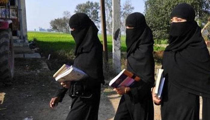 بھارت، طالبات کے برقع پہننے پر پابندی شدید ردعمل کے بعد واپس لے لی گئی 