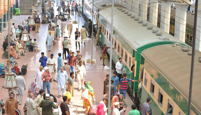 کراچی سے لاہور اور دیگر شہروں کے لیے لگیج ٹرین چلانے کا فیصلہ 