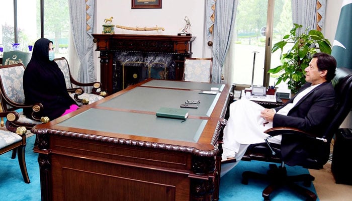 وزیر اعظم عمران خان سے طیبہ خانم بخاری کی ملاقات، کورونا فنڈ کیلئے 50 لاکھ روپے کا چیک دیا 