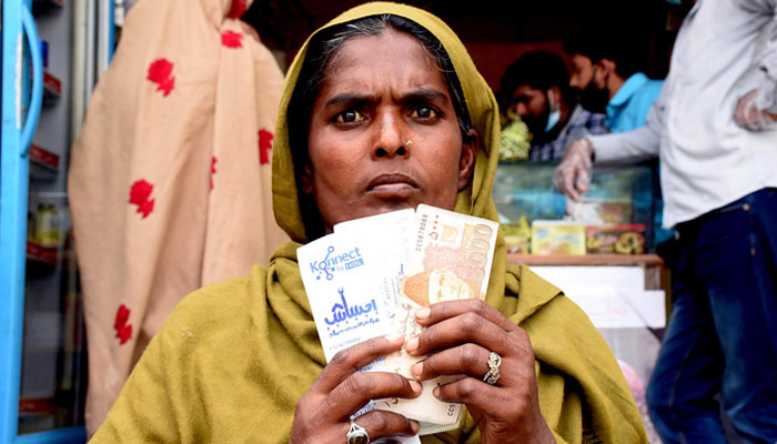 احساس پروگرام کے تحت مستحقین میں رقم کی تقسیم جاری، ملک بھر میں 17  ہزار مراکز