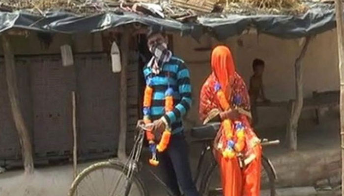 بھارت، دولہا سائیکل پر100کلو میٹر سفر کرکے دلہن بیاہ لایا 