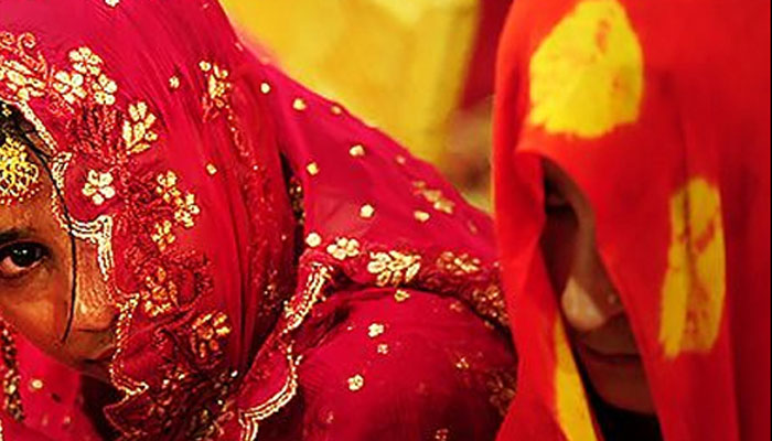 بوڑھے شخص سے شادی کیلئے دباؤ ڈالا جارہا ہے، دو بہنوں کا احتجاج  