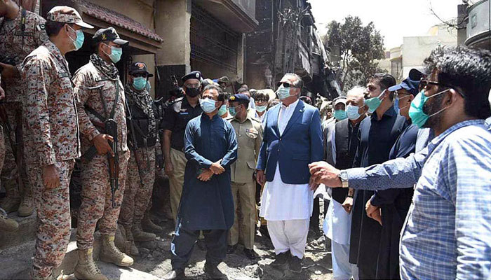 گورنر سندھ کا طیارہ حادثہ کے مقام کا دورہ، علاقہ مکینوں سے ملاقات  
