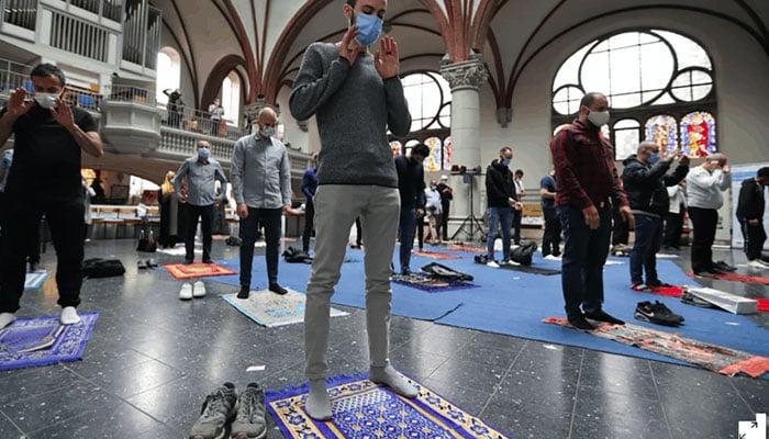 جرمنی، سماجی دوری کے باعث مساجد میں جگہ کی کمی، گرجا گھر میں نماز جمعہ