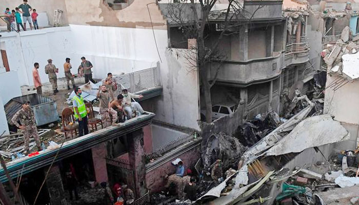 طیارہ حادثہ، اہل علاقہ خوش قسمت نکلے، کوئی جاں بحق نہیں ہوا، صرف 3؍ خواتین زخمی  