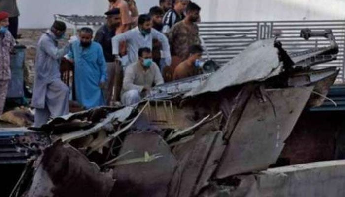 لاہور ، طیارہ حادثے کے مزید 4 افراد کی نعشیں لواحقین کے سپرد 