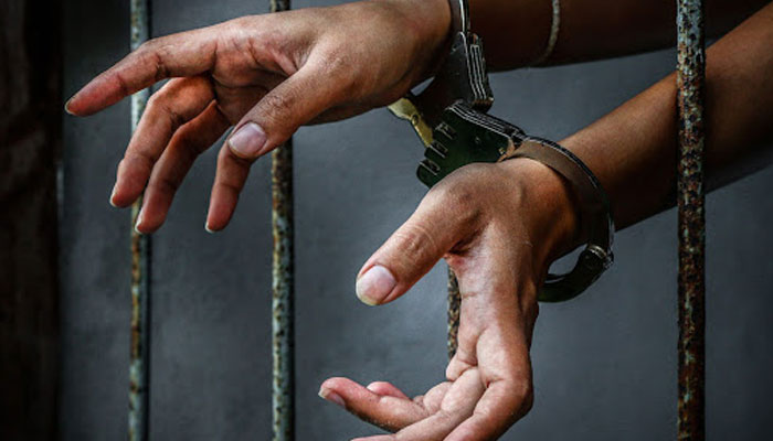 مومن آباد، پولیس اہلکار پر تشدد کے الزام میں 19 افراد زیر حراست
