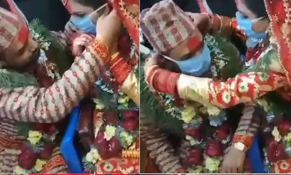 کھٹمنڈو، شادی کی تقریب میں دولہا دلہن کی ایک دوسرے کو ماسک پہنانے کی رسم ، ویڈیو وائرل ہوگئی