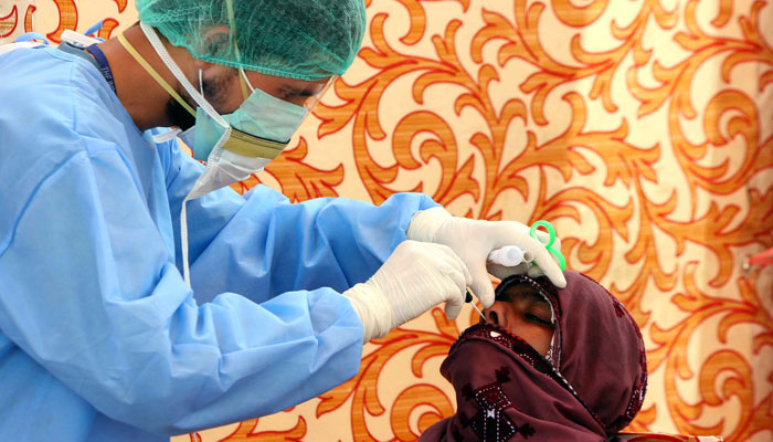 کراچی میں کورونا بے قابو، چار دن میں 8 ہزار سے زائد کیسز 