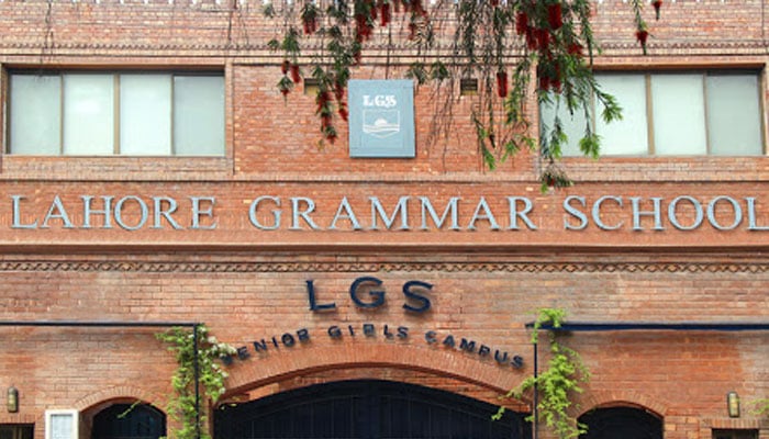 8 طالبات کو ہراساں کرنے کا الزام، لاہور گرامر اسکول کا استاد برطرف 