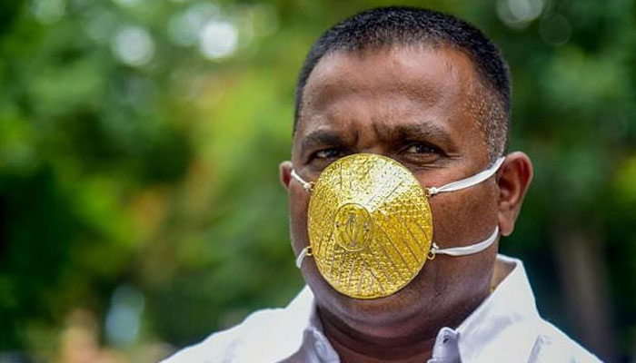 بھارتی بزنس مین نے کورونا وائرس سے بچنے کیلئے سونے کا ماسک بنوالیا 