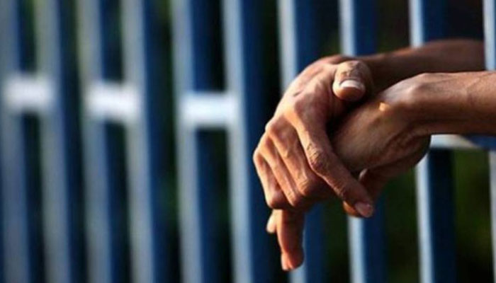 کورنگی تھانے کے لاک اپ سے 2 ملزمان فرار، تعینات اہلکار گرفتار 