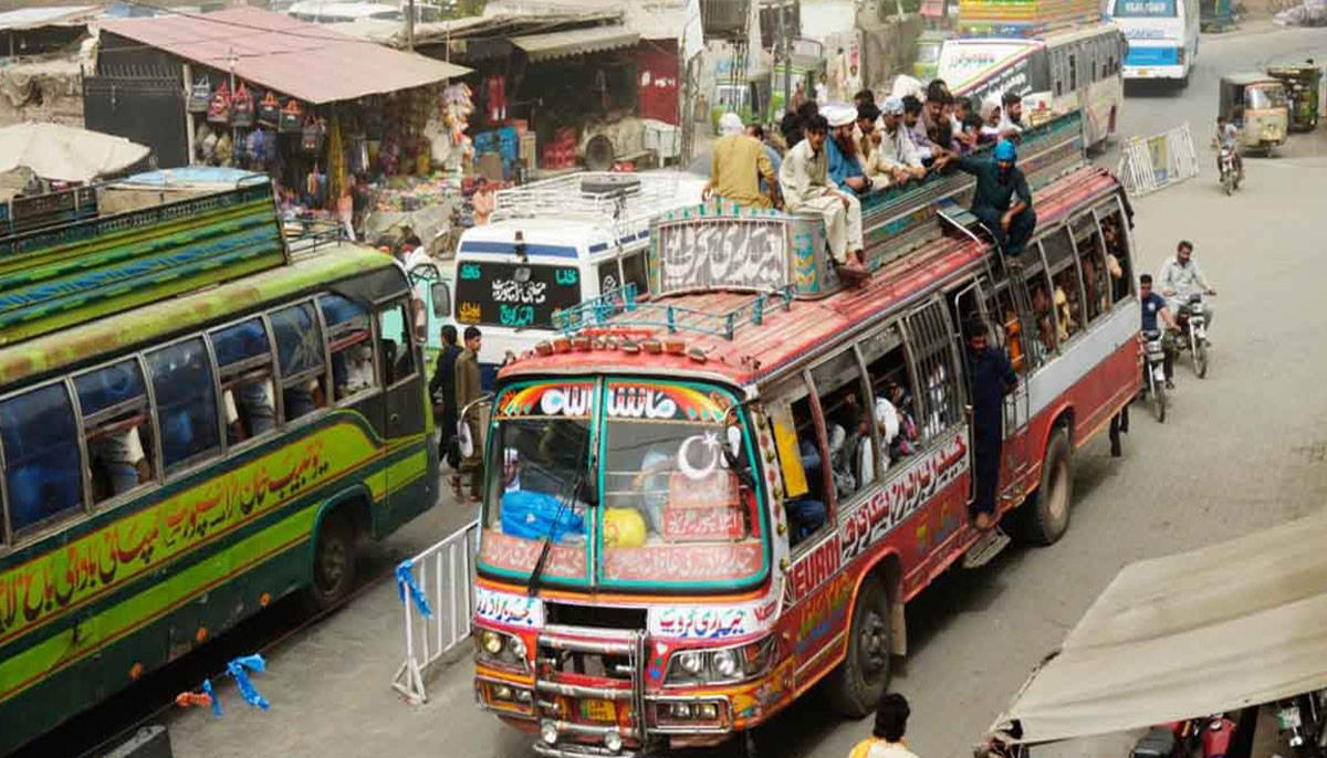 کوچ الٹنے سے 2خواتین سمیت 6   افراد زخمی 
