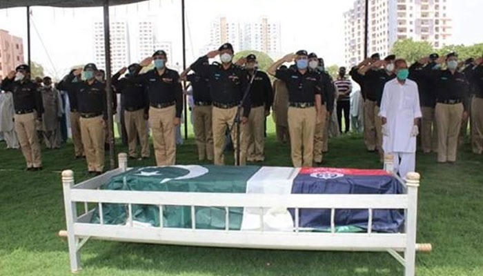 کورنگی ، ہیڈ کانسٹیبل اصغر کی نماز جنازہ میں پولیس افسران کی شرکت 