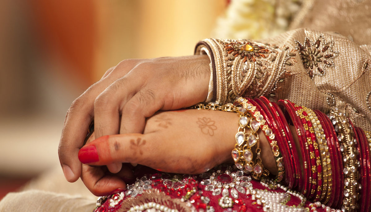 راولپنڈی میں لڑکی نے لڑکا بن کر اپنی دوست سے شادی کرلی، عدالت نے طلب کرلیا  