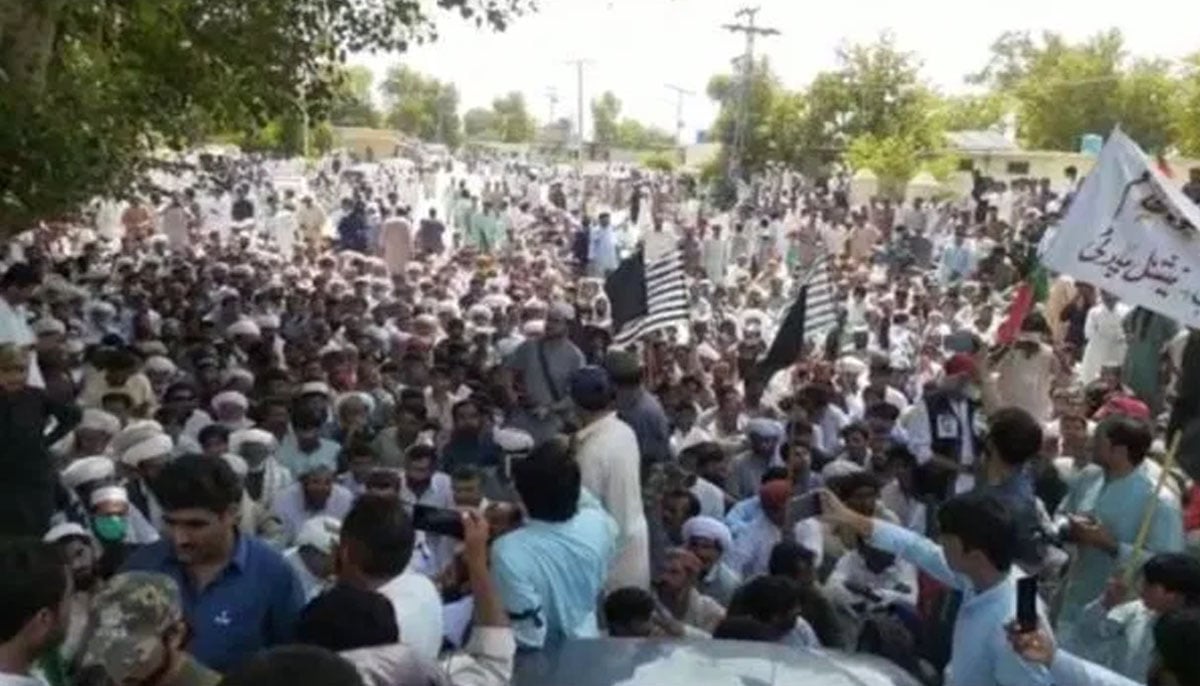 بلوچستان میں صحافی کے قتل کیخلاف ہزاروں افراد کا احتجاج