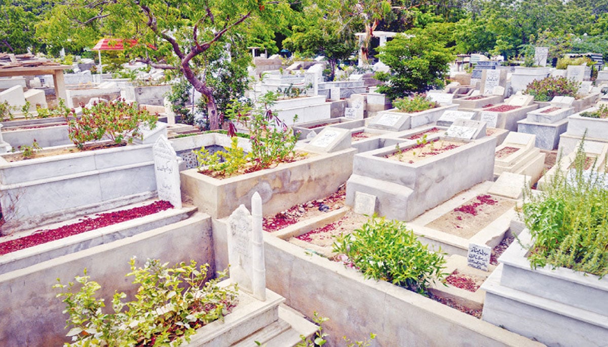 گلشن حدید واقعہ، خاتون اوربچوں کی اسٹیل ٹاؤن قبرستان میں تدفین 