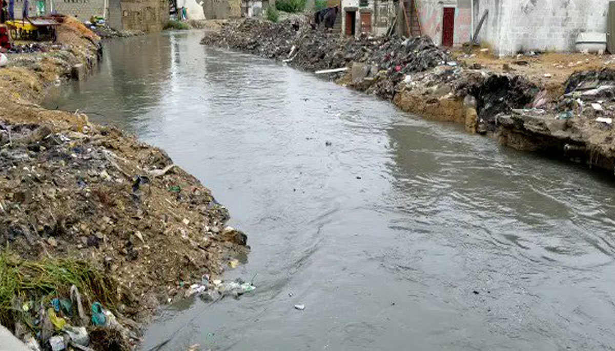 ناظم آباد نمبردو بلاک اے میں گٹر ابلنے سے تعفن، وبائی بیماریاں پھیل رہی ہیں 