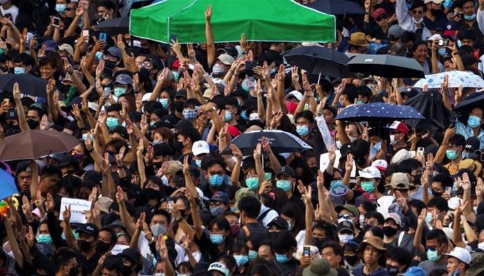 تھائی لینڈ میں جمہوریت پسندوں کی بڑی ریلی، وزیر اعظم کے استعفے کا مطالبہ 