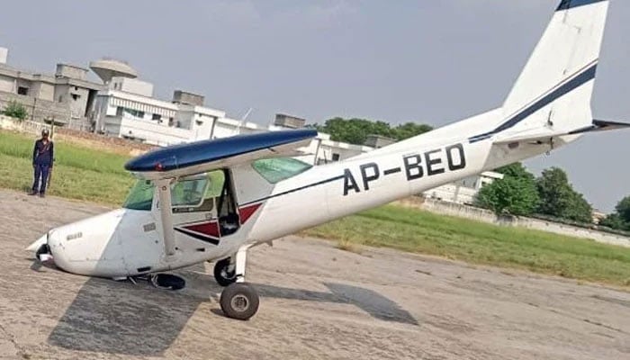 لاہور میں لینڈنگ کے دوران تربیتی طیارے کو حادثہ، خاتون پائلٹ محفوظ رہیں 