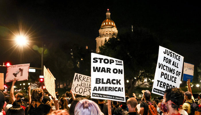 امریکا میں نسل پرستی کے خلاف مظاہرے، پولیس اہلکاروں پر فائرنگ 