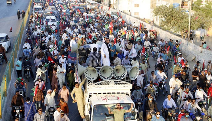 سندھ مضبوط ملک مضبوط، سندھ کی تقسیم نامنظور کے بینرز، پارٹی پرچم اور بلاول کی تصاویر، پی پی کے نغموں پر جیالے سراپا رقص، پیپلز پارٹی یکجہتی ریلی کی جھلکیاں 