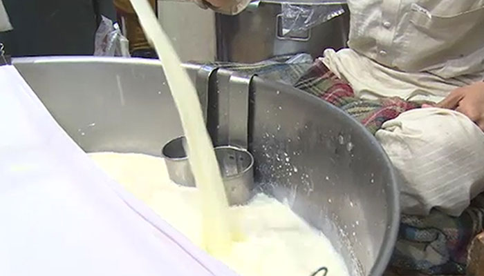 ٹنڈوآدم :مہنگے داموں دودھ کی فروخت، 50 سے زائد دکاندار وں کی طلبی 