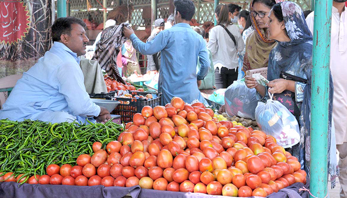 ٹماٹر، آلو سمیت اشیائے ضروریہ کی قیمتوں میں ہوشربا اضافہ، غریبوں کی قوت خرید جواب دے گئی