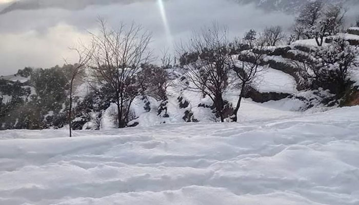 بالائی علاقوں میں پہلی برفباری، کالام کے پہاڑوں نے سفید چادر اوڑھ لی