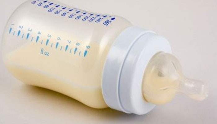 بوتل سے دودھ پینے والے بچوں کے پیٹ میں پلاسٹک کے انتہائی باریک ذرات بھی چلے جاتے ہیں، تحقیق 