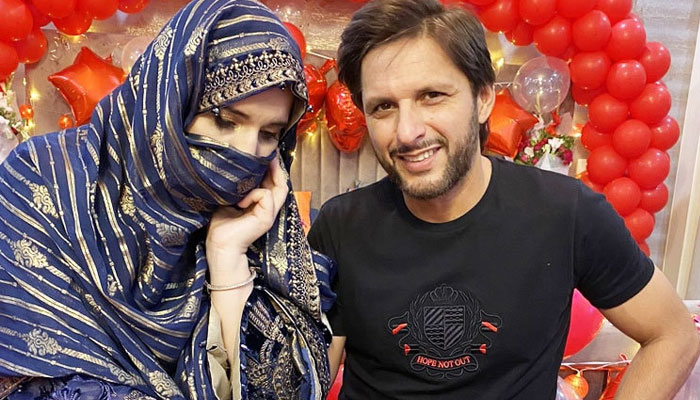 شاہد آفریدی کا شادی کی 20 ویں سالگرہ پر اہلیہ کیلئے خوبصورت پیغام  
