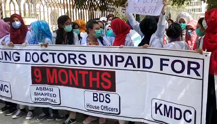 تنخواہوں کی عدم فراہمی، کے ایم ڈی سی، عباسی  اسپتال کے ڈاکٹرز کا احتجاج 