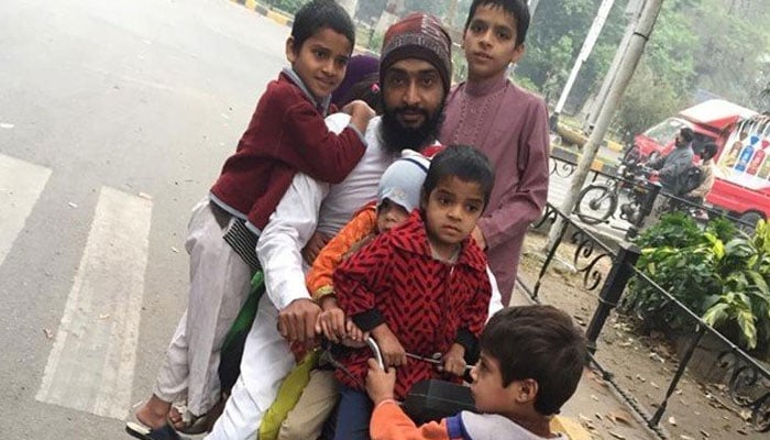 لاہور میں 9 بچے بٹھانے پر موٹرسائیکل سوار کا چالان 