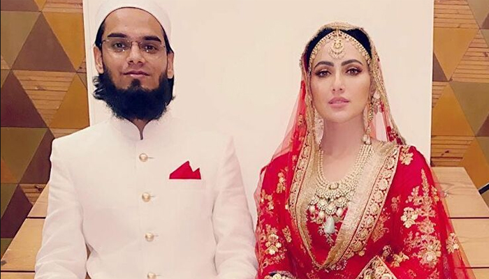 دین کی خاطر بولی وڈ سے کنارہ کشی کرنیوالی ثناء خان نے عالم دین سے شادی کرلی 
