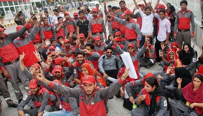 لاہور میں میٹروبس ملازمین کا احتجاج شاہدرہ میں دھرنا، گرفتاریاں 