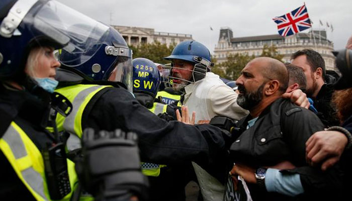 لندن میں لاک ڈاؤن کے خلاف مظاہرہ، پولیس کے ساتھ جھڑپیں، 150افراد گرفتار