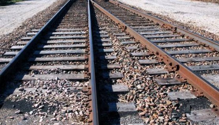 گوجرہ، ریلوے ٹریک مرمت کرنیوالی کرین خود پٹری سے اتر گئی، ٹرینوں کا شیڈول متاثر