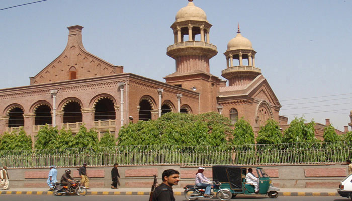 نصرت شہباز کا وارنٹ گرفتاری جاری ہونے کا اقدام، لاہور ہائیکورٹ میں چیلنج 