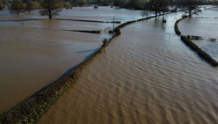 برطانیہ میں بارش اور سیلاب، کئی علاقے زیرآب، گھروں سے لوگوں کا انخلا، ہنگامی اقدامات جاری