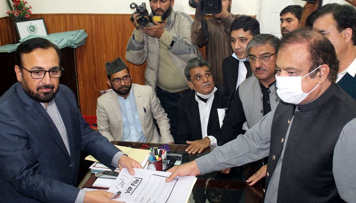 شبلی فراز پر پھر اعتماد، پی ٹی آئی نے دوبارہ سینیٹ کا ٹکٹ دیدیا 