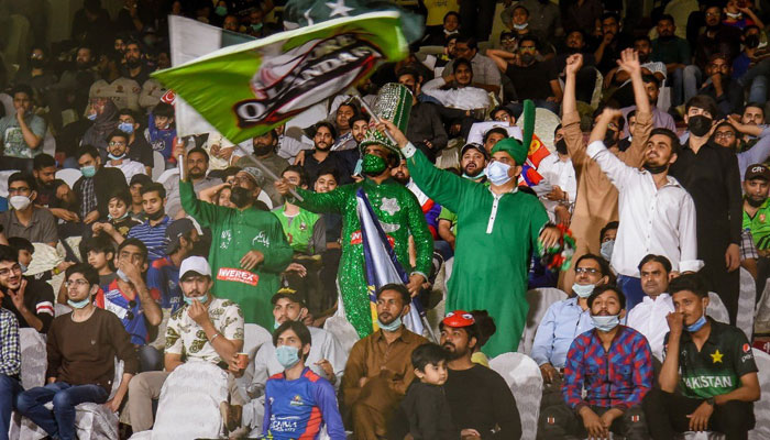 لاہور قلندر، کراچی کے میچ میں تماشائیوں کی زبردست دلچسپی 