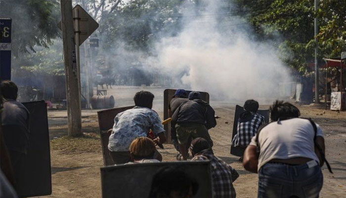 میانمار میں فوجی بغاوت کے خلاف احتجاجی مظاہرین کی فورسز سے جھڑپیں، اہلکار مارا گیا، مزید 38 افراد ہلاک