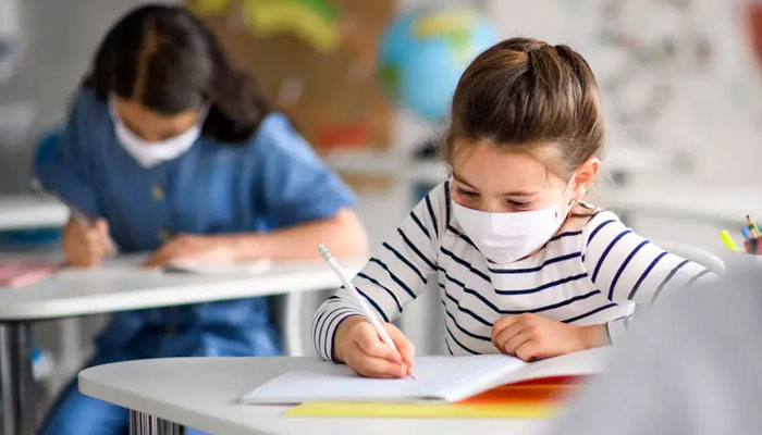 کلاسز میں ماسک کی پابندی ختم کی تو کوویڈ کی تیسری لہر سکولوں کے لئے خطرہ بن سکتی ہے