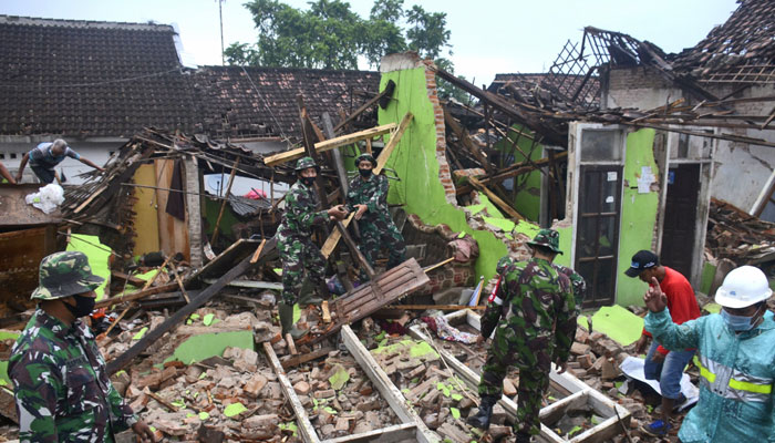 انڈونیشیا، زلزلے سے 1300 عمارتیں منہدم، 8 افراد ہلاک 