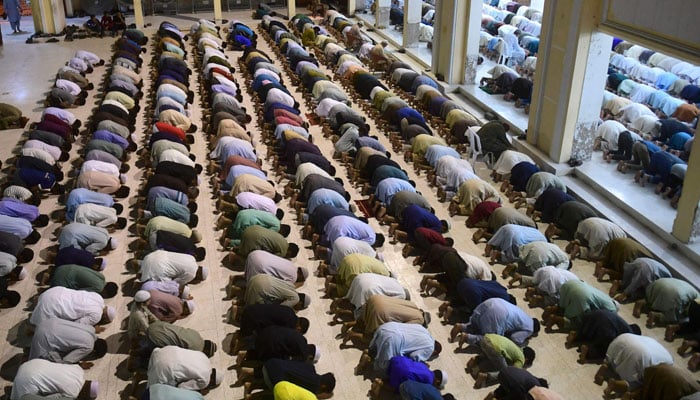 رمضان المبارک کا آغاز، لاکھوں افراد نے پہلی نماز تراویح ادا کی 