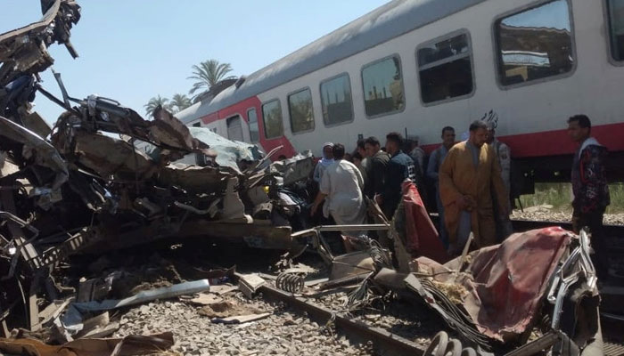 مصر میں مسافر ٹرین پٹری سے اتر گئی، 97 افراد زخمی