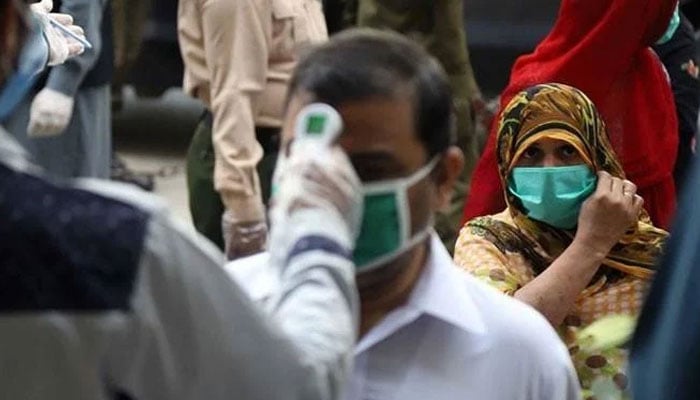 تشویشناک کورونا کیسز: لاہور جانے والے مسافروں میں کمی 